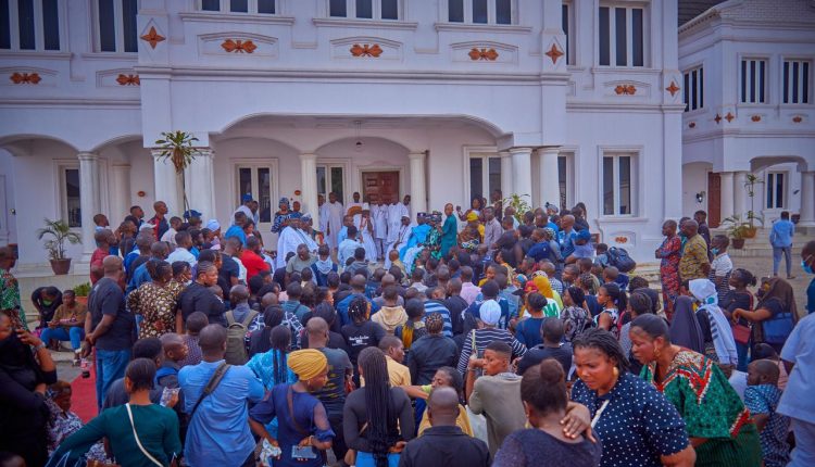 Ooni pacifies disengaged OAUTHC workers with N10 Millon, 1,000 bags of rice as palliatives