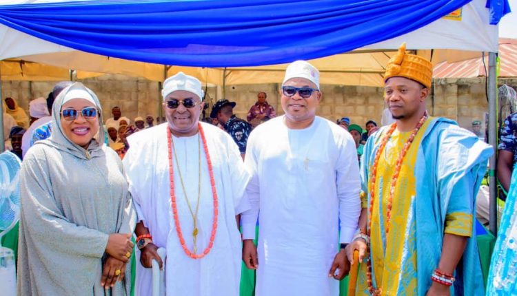 Eid-Ed-Fitr: NIWA boss, Oyebamiji doles out food items to Osun residents